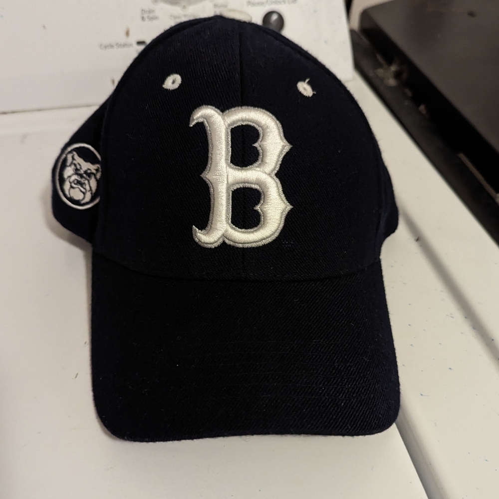 Mens gently worn Butler University Bulldogs hat with Velcro strap!